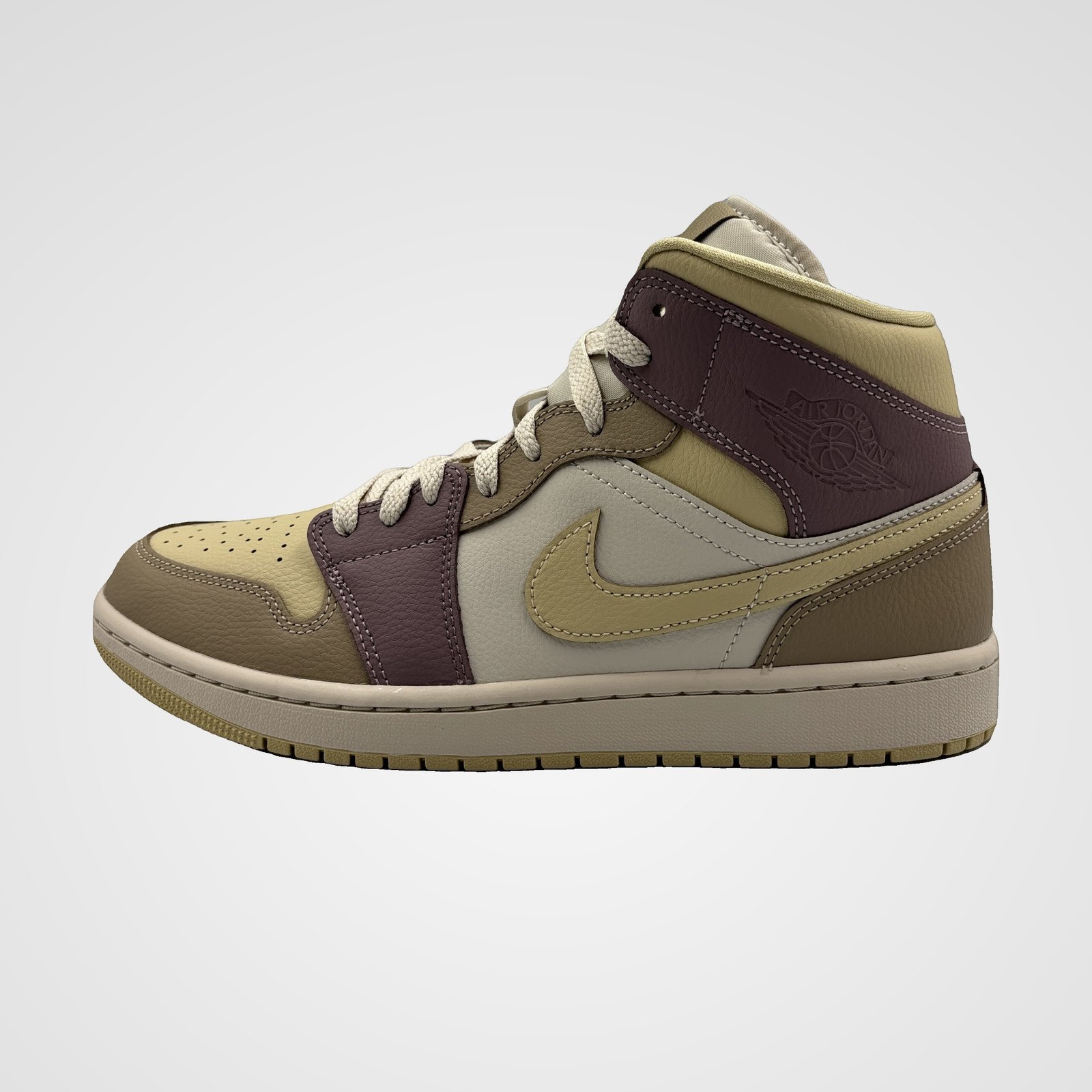 IMG_18652.jpg Air Jordan 1 Mid - Image 1